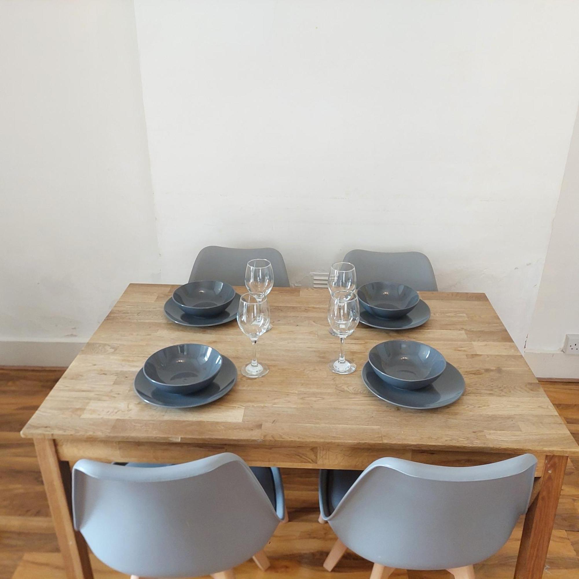 2 Bedroom Apartment, Fortescue Road London Ngoại thất bức ảnh