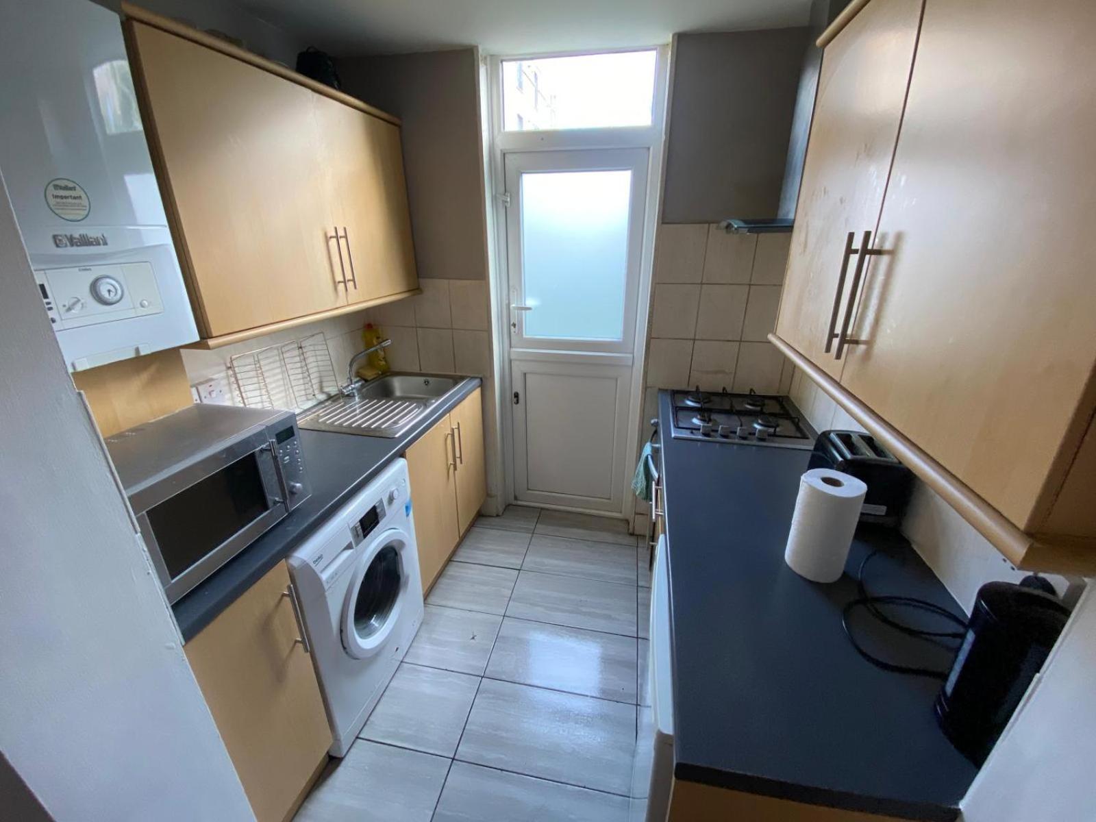 2 Bedroom Apartment, Fortescue Road London Ngoại thất bức ảnh