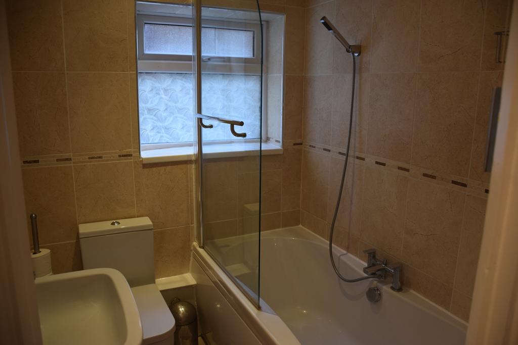 2 Bedroom Apartment, Fortescue Road London Ngoại thất bức ảnh